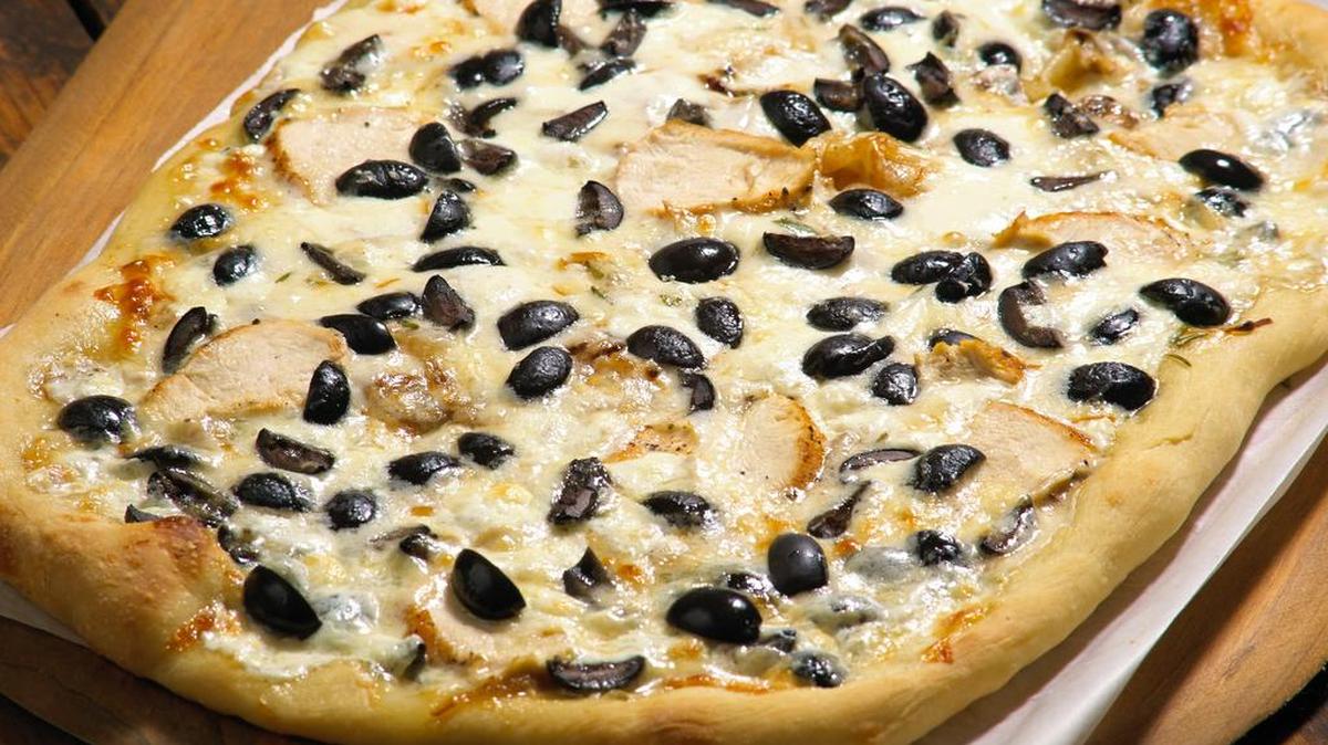 This black and white pizza combines black olives with chicken and white sauce – the perfect neutral color combination for a Super Bowl party. That color combo looks like “zebras,” football officials in uniform.