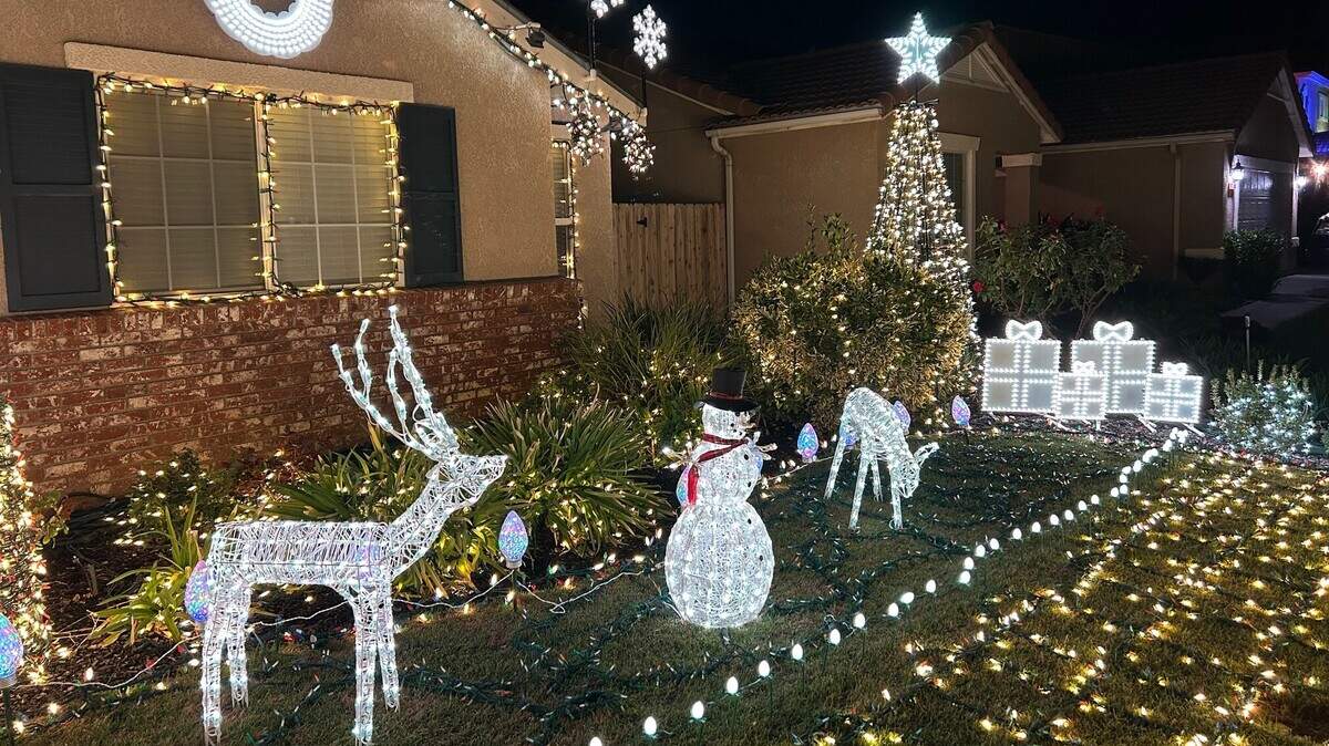 The Davis Family Light Show synchronizes over 47,000 lights to a selection of Christmas music.