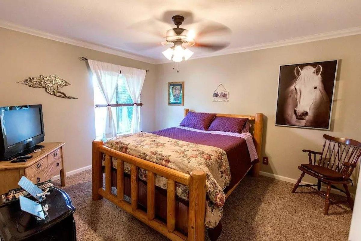Animal Lover’s Dream, Madera