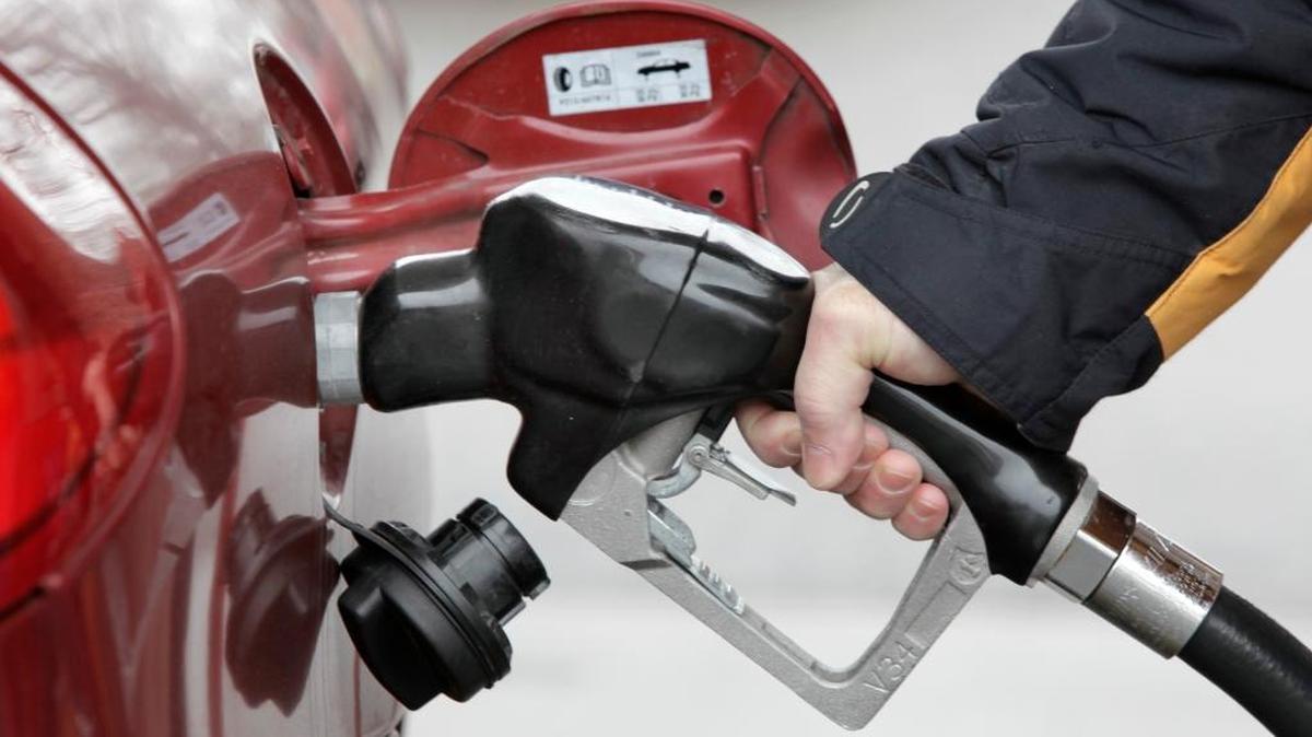 Prices for gasoline across California have been going down, and experts see further declines.