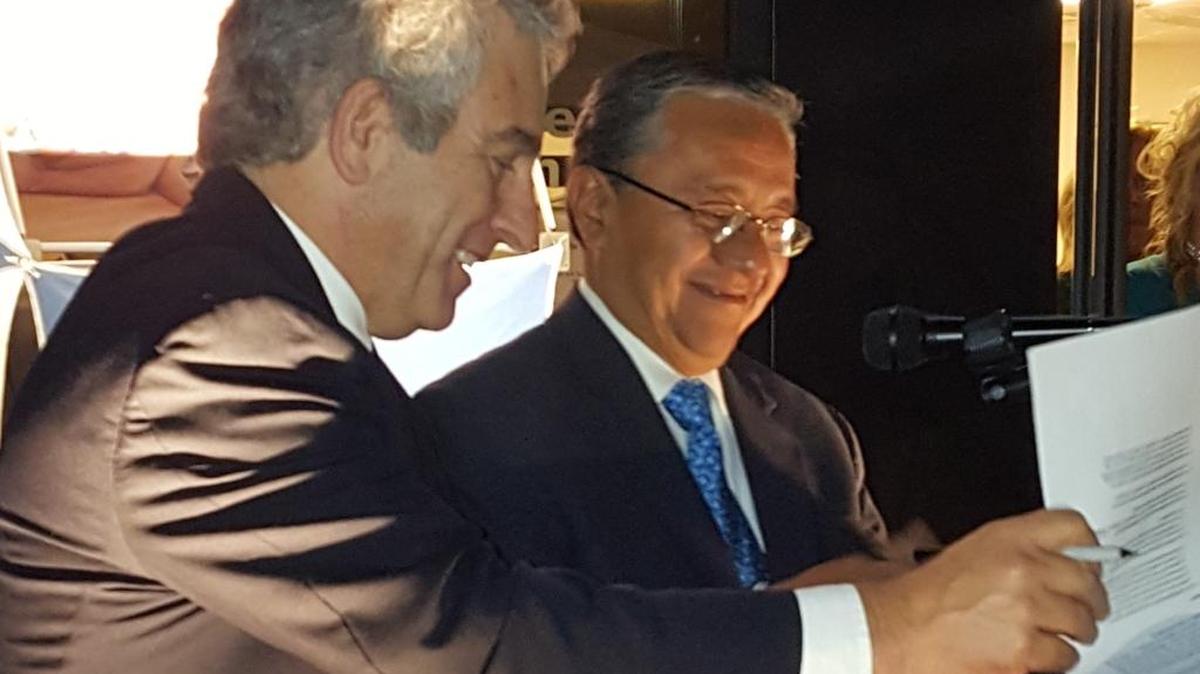 Self-Help Federal Credit Union president Steve Zuckerman, left, and Vicente Sanchez, consul general at the Mexican consulate in Fresno, sign a memorandum of understanding at the credit union’s grand opening last week in southeast Fresno.