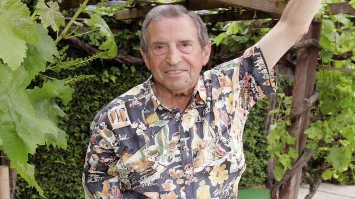Vincent E. Petrucci stands next to his 100-foot-long grapevine in his backyard in 2005. Petrucci, who founded the viticulture and enology programs at Fresno State, died Tuesday, Dec. 27, 2016.