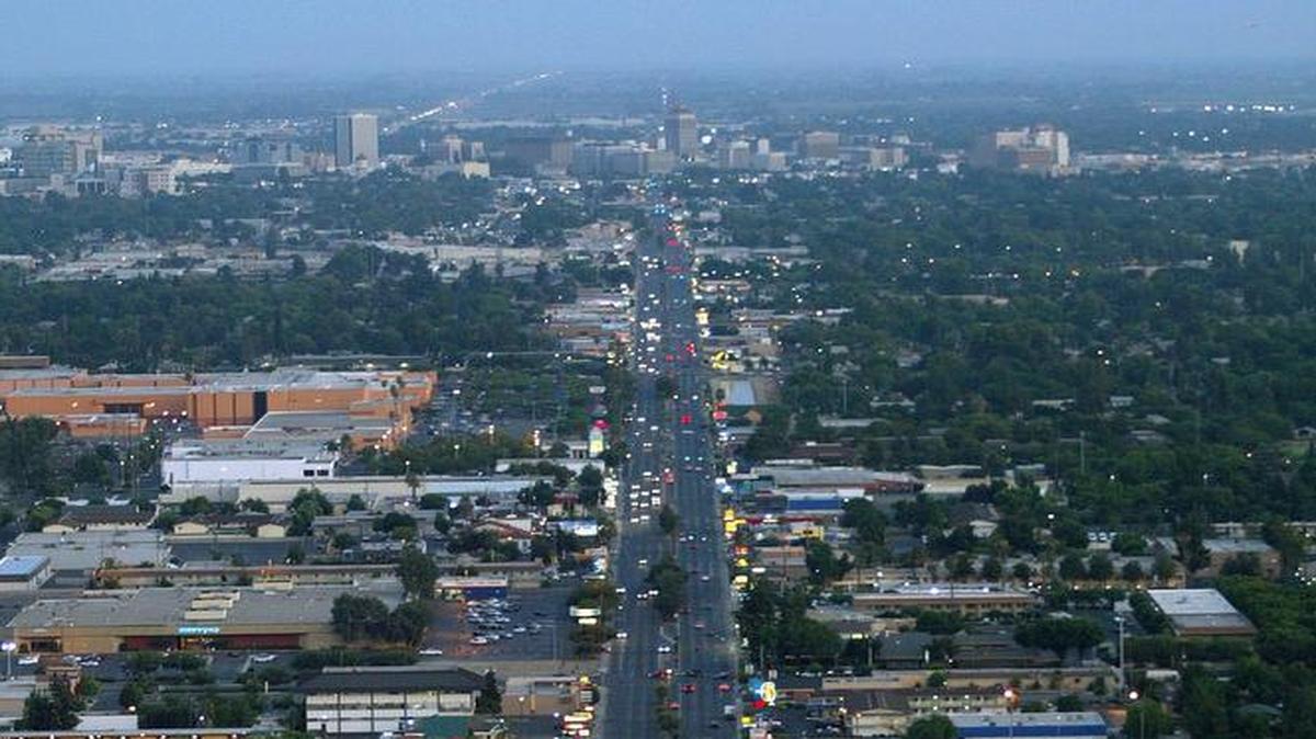 Blackstone Avenue south of Shaw Avenue.
A future vision for Fresno’s Blackstone Ave. includes tree-lined sidewalks, fewer lanes, more housing and infrastructure upgrades to protect pedestrians and cyclists.