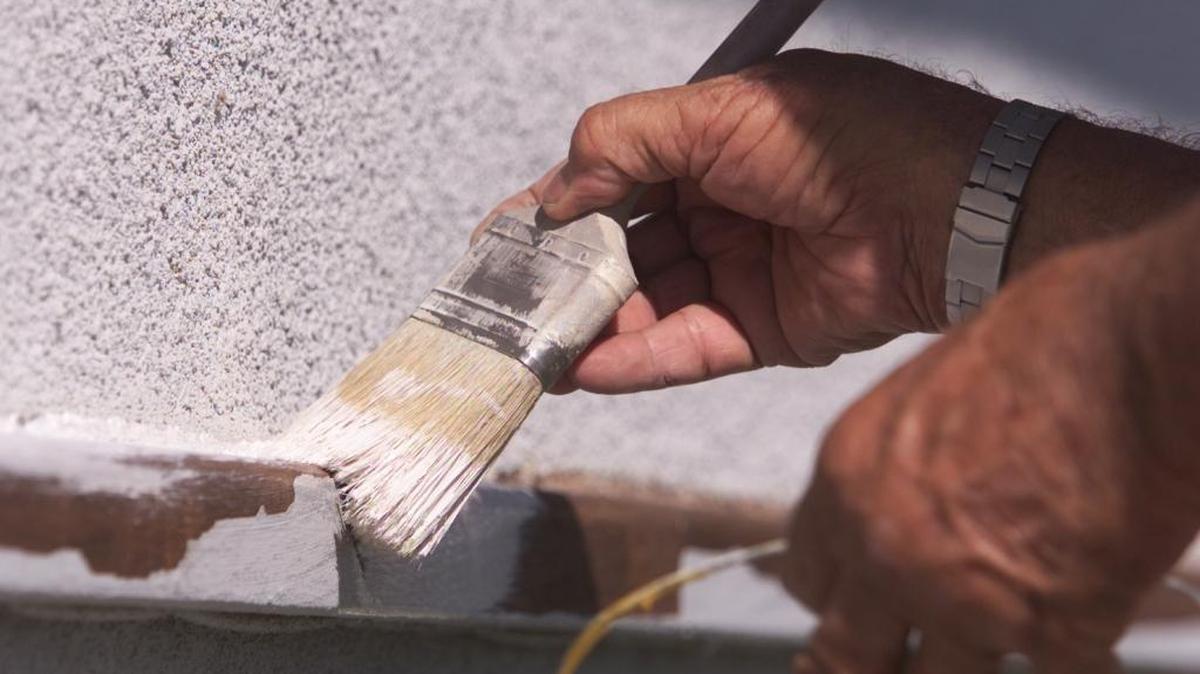 When you go shopping for paintbrushes, it’s important to tell the sales clerk what kind of surface you’re painting in addition to what type of paint you’re using.