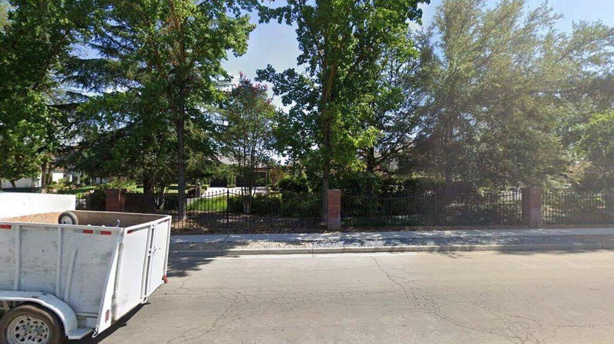 House on 2600 block of West Lake Van Ness Circle