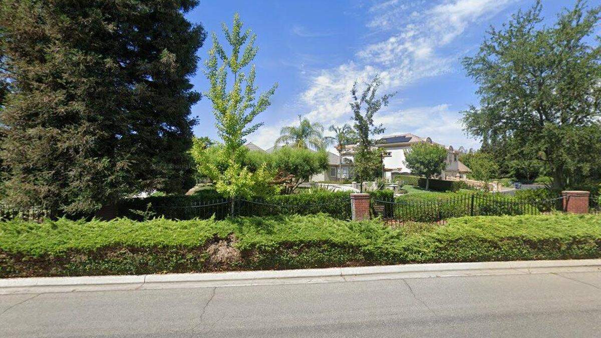 House on 2500 block of West Lake Van Ness Circle