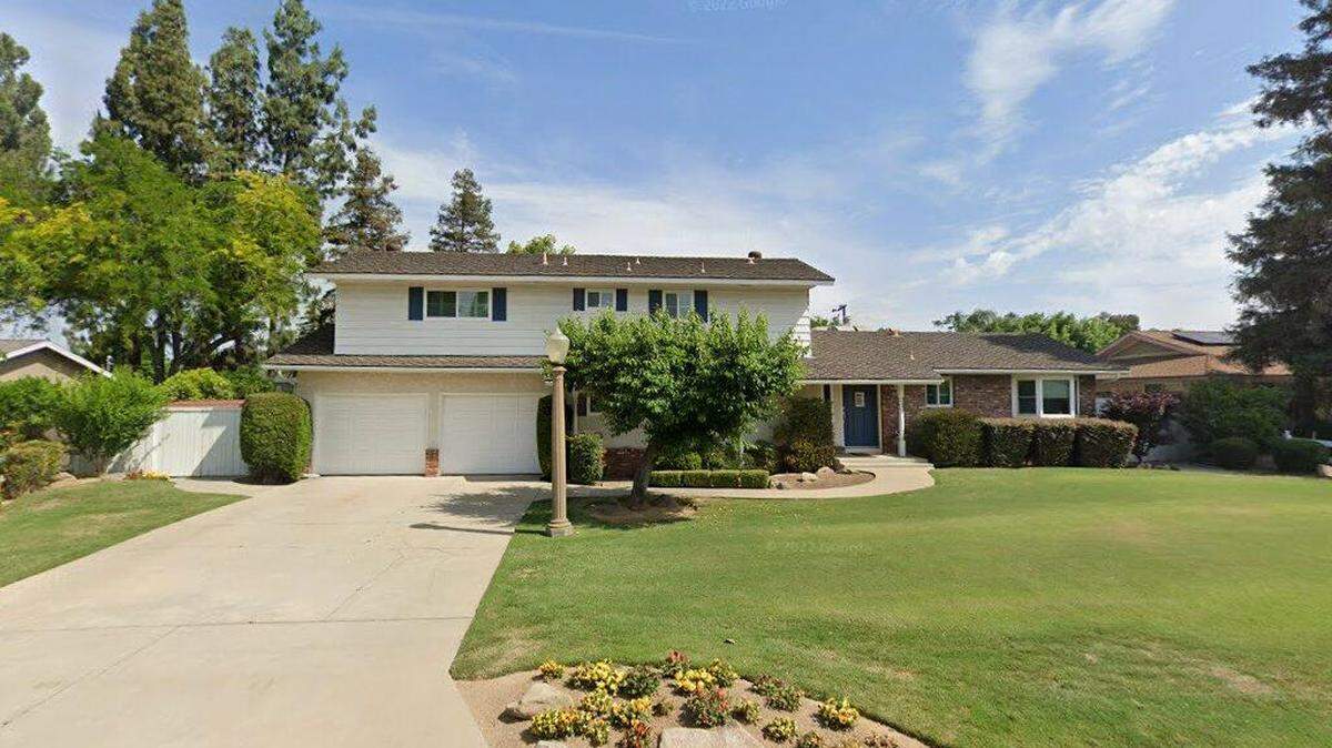 House on 6300 block of East Lyell Avenue