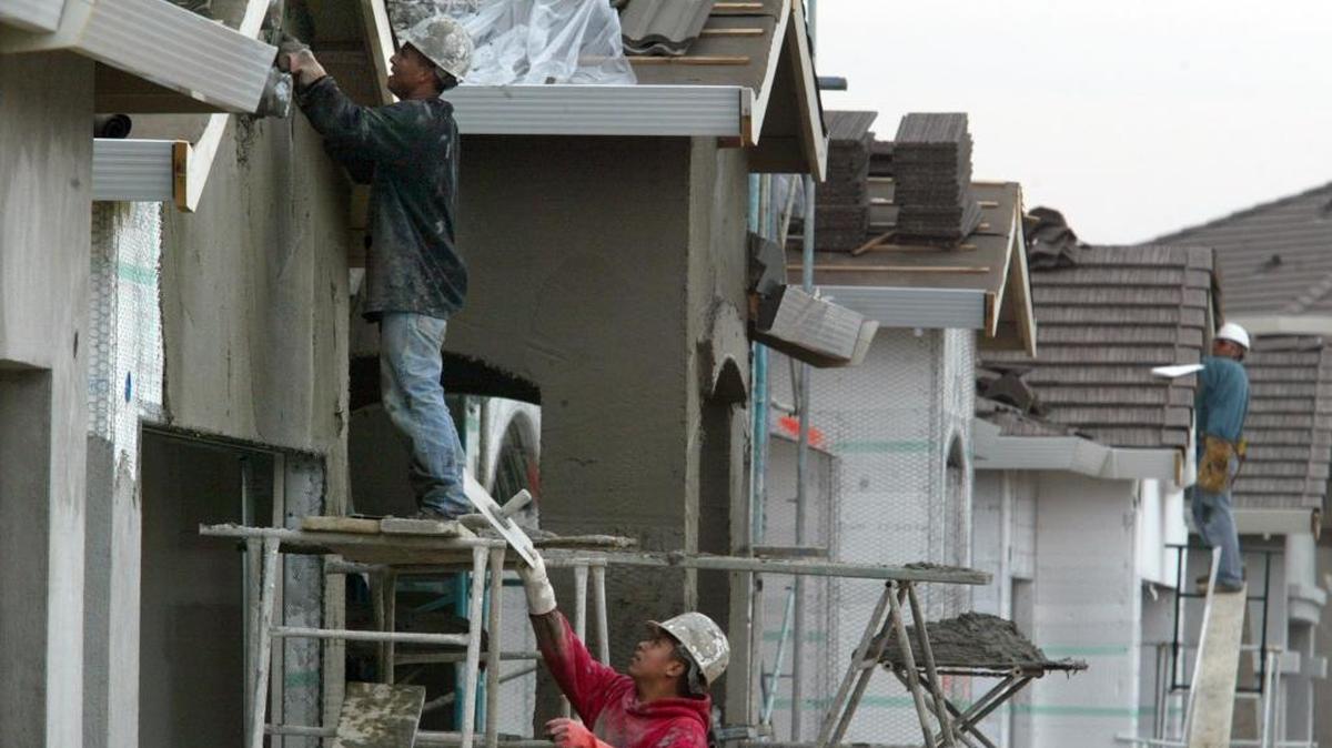 A crew works on applying stucco to the exterior of a new home under construction in this Bee file photo. Fresno’s population grew by a modest 0.2% in 2021 to almost 544,000 people, helping the city maintain its place as California’s fifth largest city.