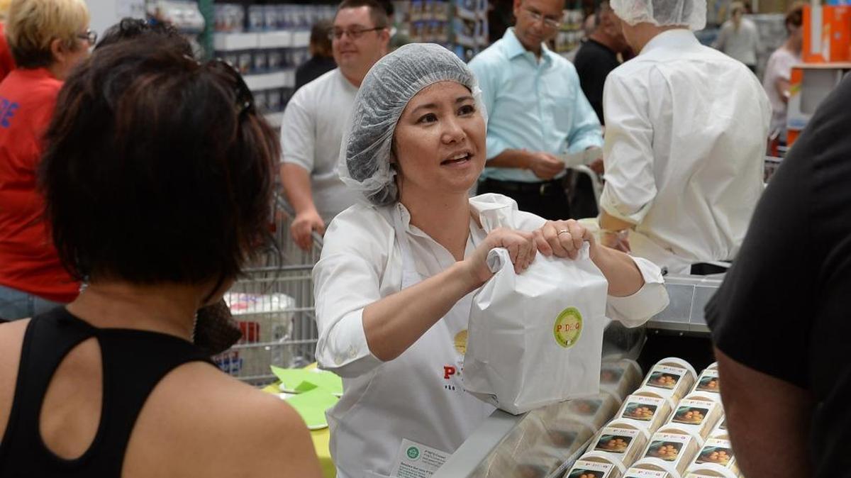P*DE*Q owner Flavia Takahashi-Flores talks about the store’s tapioca-based cheese bread at a Costco “roadshow” event in 2013. Fresno-based P*DE*Q sells its Brazilian gluten-free snacks in about two dozen Costco stores.