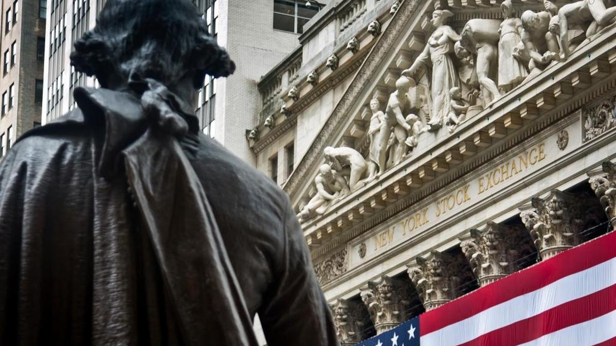 Columnist Barry Ritholtz debunks the idea that the business cycle has peaked and that markets are bound to follow.