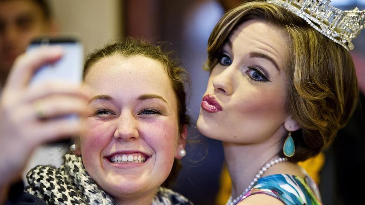 People who seem obsessed with taking and posting selfies could be suffering from a mental disorder called selfitis, a new study showed. Among the reasons a person might have selfitis is because he/she feels detached from a peer group when not taking and posting selfies.