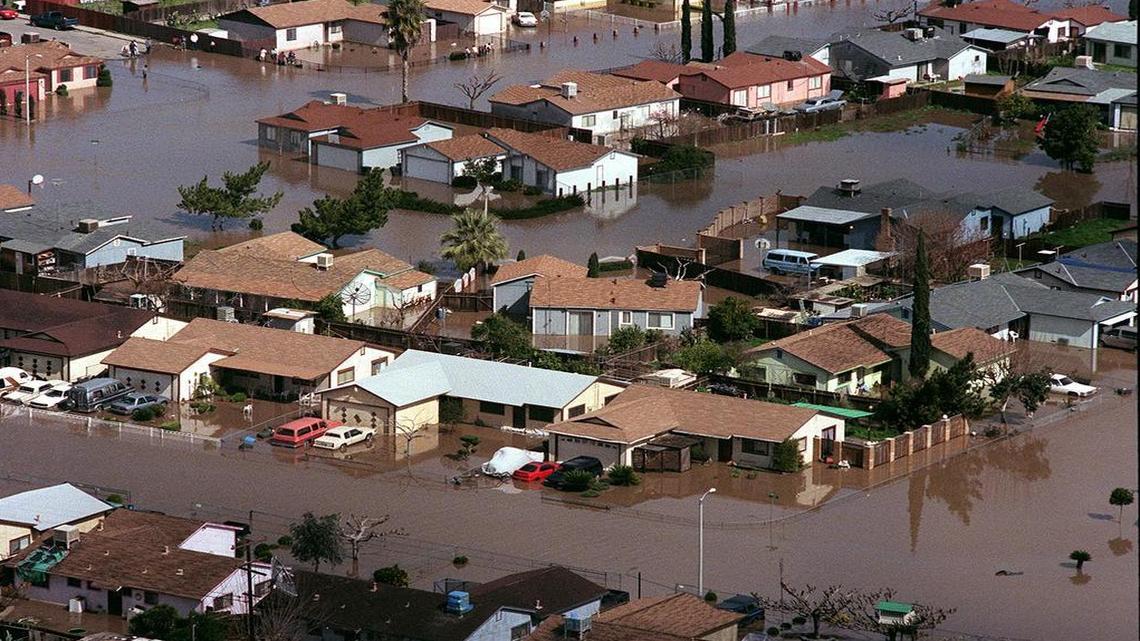 
Flood waters surround Earlimart in February 1998 during a powerful El Niño.
