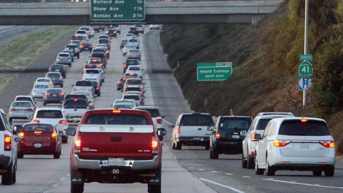 Traffic merges onto southbound Highway 41 between Herndon and Bullard Avenues in Fresno in this 2014 photo. Caltrans and the CHP expect heavy traffic on the highway for Thanksgiving.