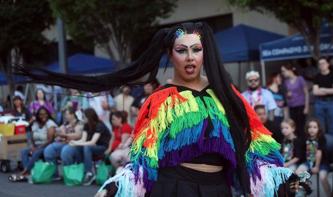 Carmelita Conchita, participante en un espectáculo drag, se pasea por Fulton Street, en el centro de Fresno, durante el festival callejero de la Comisión de Oportunidades Económicas de Fresno "Iluminemos nuestro orgullo y nuestra salud mental", el 24 de junio de 2023. La celebración fue organizada por el Centro de Recursos EOC LGBTQ+.