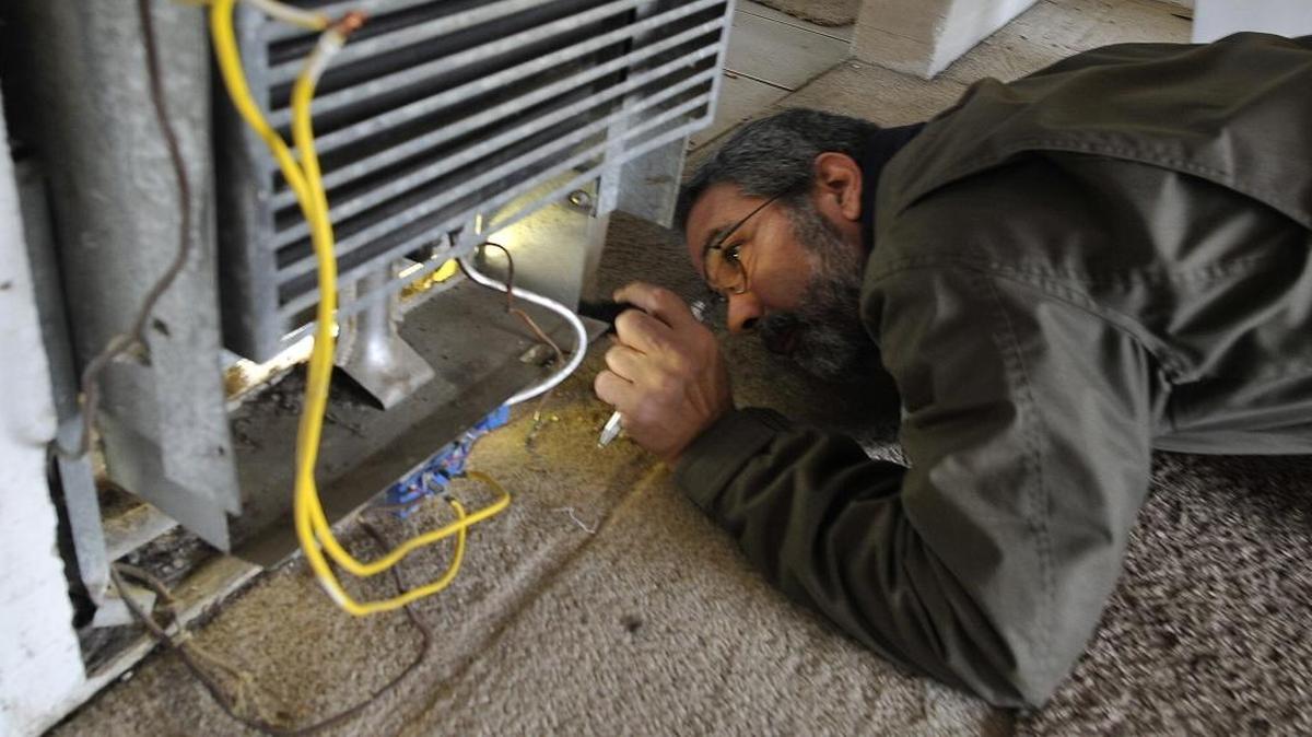 John Tanksley performs a Fresno city code enforcement inspection in January 2016. A federal audit released Aug. 9 that’s critical of some city practices says that city staff members were not properly differentiating when they were inspecting low-income areas using the federal funding and when they were checking other areas of Fresno using other funds.