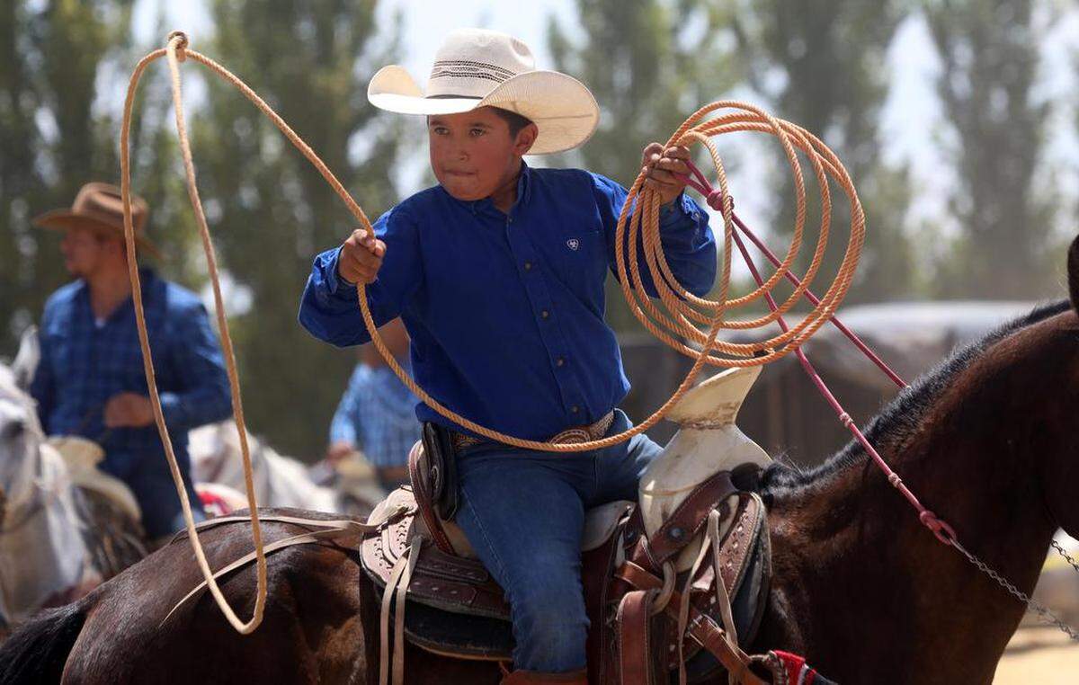 Junior Jiménez, de 10 años, de Madera, florea la reata durante la 45ª Peregrinación Anual a Caballo Joaquín Murrieta en Three Rocks, el 30 de julio de 2023.
