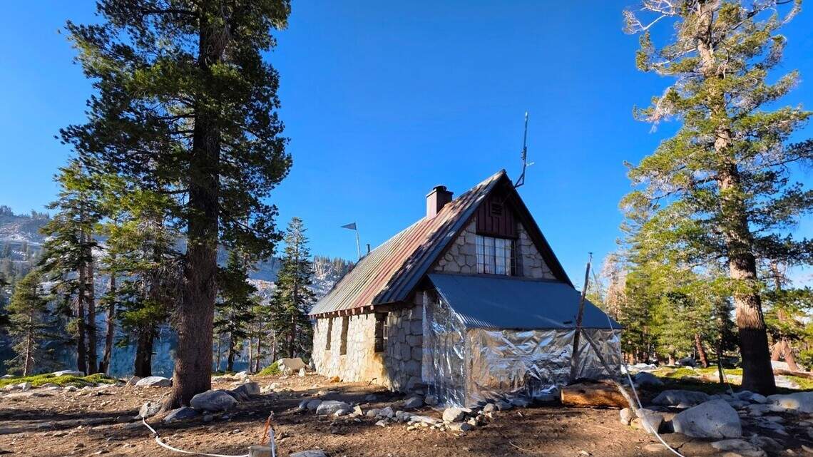 Dome Fire threatens historic ski hut even as main road reopens in Yosemite National Park