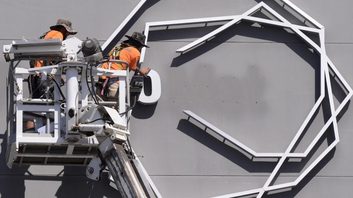 
Workers on a lift remove letters – including the last one, the “O” – from the Fresno Met sign on the side of its former Van Ness Avenue home facing Stanislaus Street. The sign will be replaced with a new sign for current tenant CMAC (Community Media Access Collaborative), which has its Community Media Center in the building.
