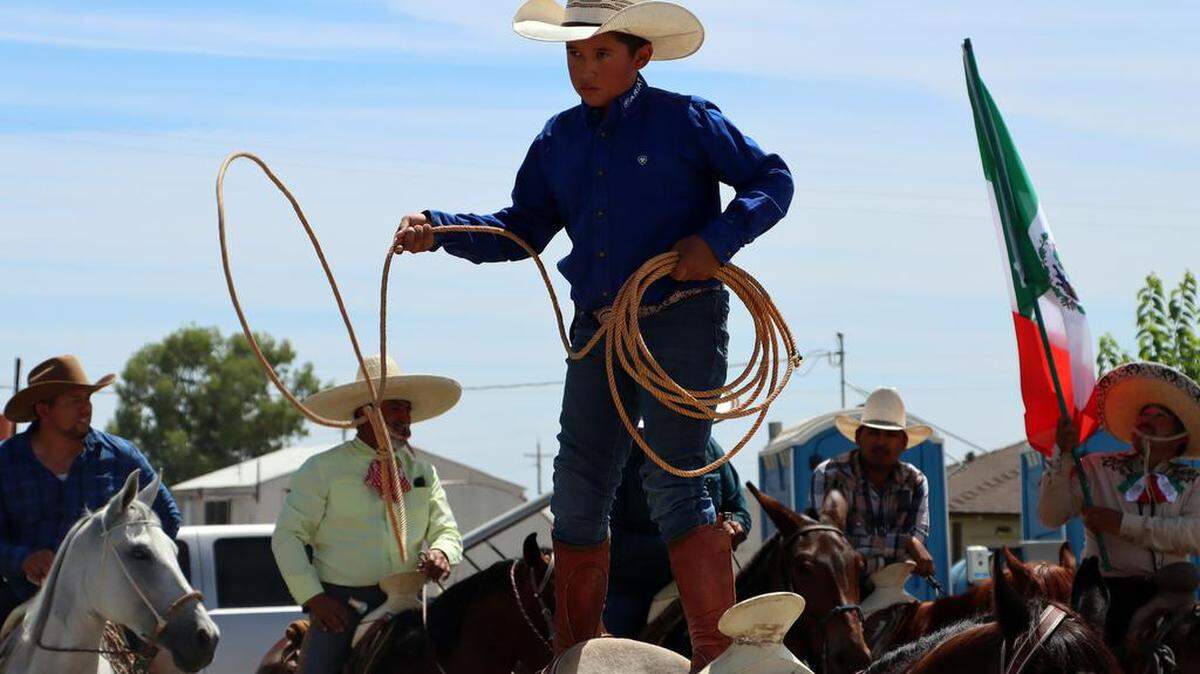 Junior Jiménez, de 10 años, de Madera, florea la reata mientras está de pie sobre su caballo, durante la 45ª Peregrinación Anual a Caballo Joaquín Murrieta, el 30 de julio de 2023.