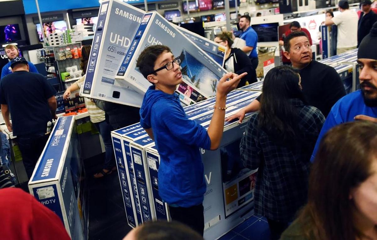 Shoppers swarm Best Buy at Fresno’s River Park for early Black Friday deals Thursday evening, Nov. 23, 2017.