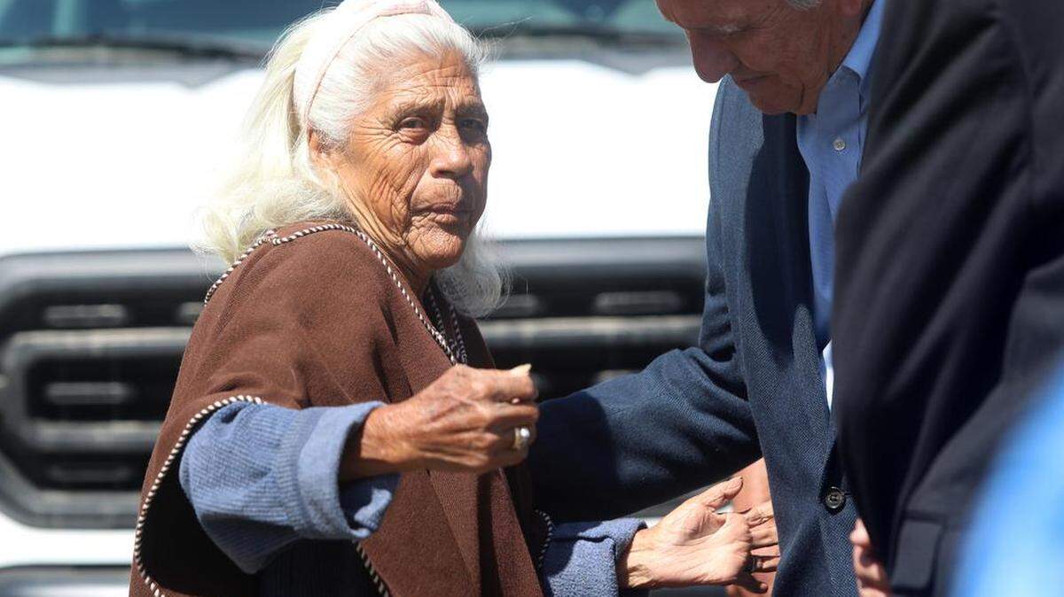María Sánchez, una habitante de Calwa de 77 años de edad, habla con el representante Jim Costa después de que se anunciara una mejora de $7 millones para las calles y aceras de la comunidad, el 8 de mayo de 2023.