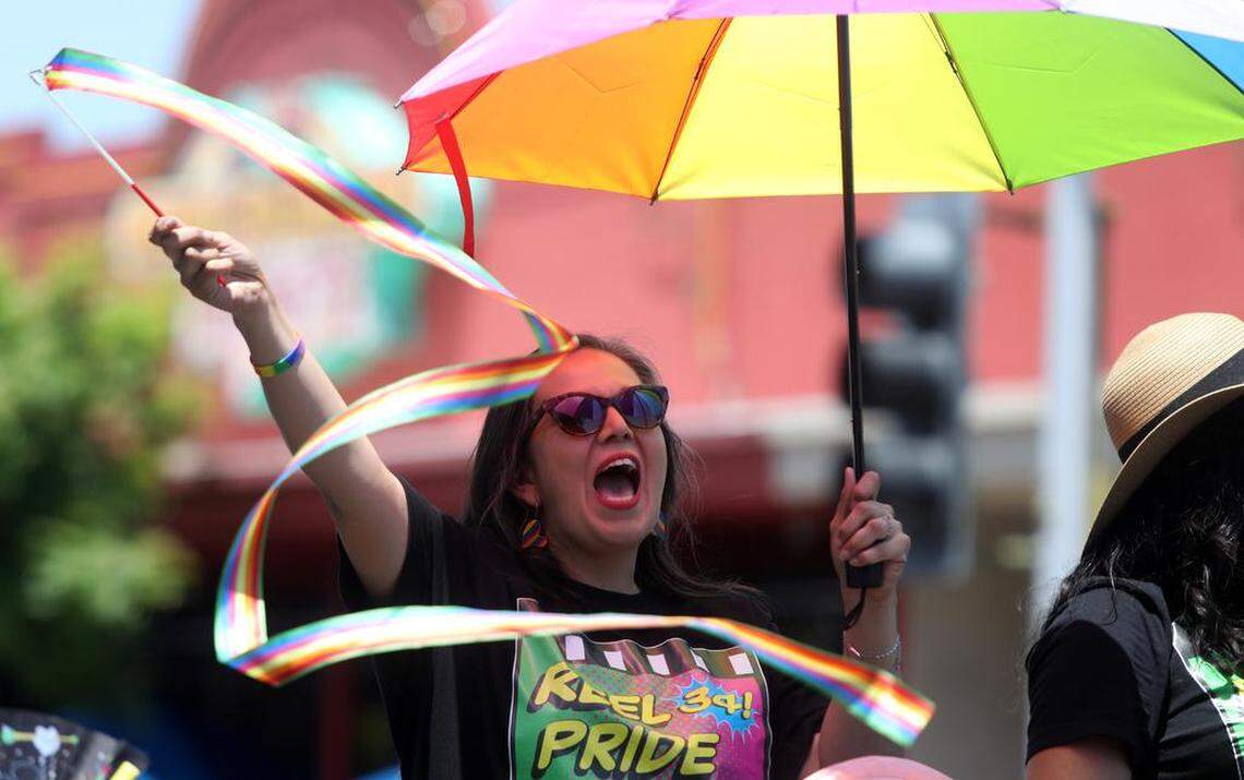 Un simpatizante de Reel Pride participa en el desfile del Orgullo Arcoíris de Fresno, en el Distrito de Tower, el 3 de junio de 2023.