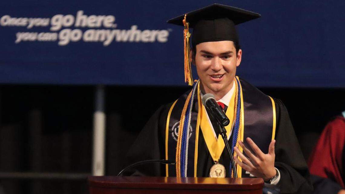 El presidente del órgano estudiantil de West Hills College Lemoore, Aarón Villarreal, fue el orador principal en la ceremonia de graduación, del 25 de mayo de 2023, en el Golden Eagle Arena.