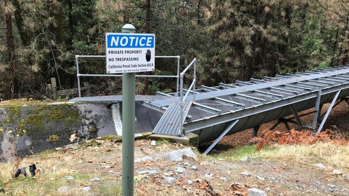 PG&E has posted “no trespassing” signs to discourage hikers from using steel walkways on top of its Browns Ditch flume near Bass Lake.