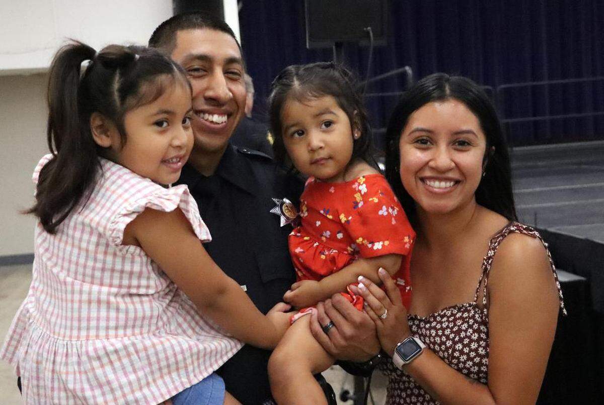 El nuevo oficial de policía de Fresno, Joseph Rivera, posa con su esposa, Andrea, y sus hijas, Catalina y Camila, tras prestar juramento durante la ceremonia del 1º de septiembre de 2023 en el Fresno Convention Center.