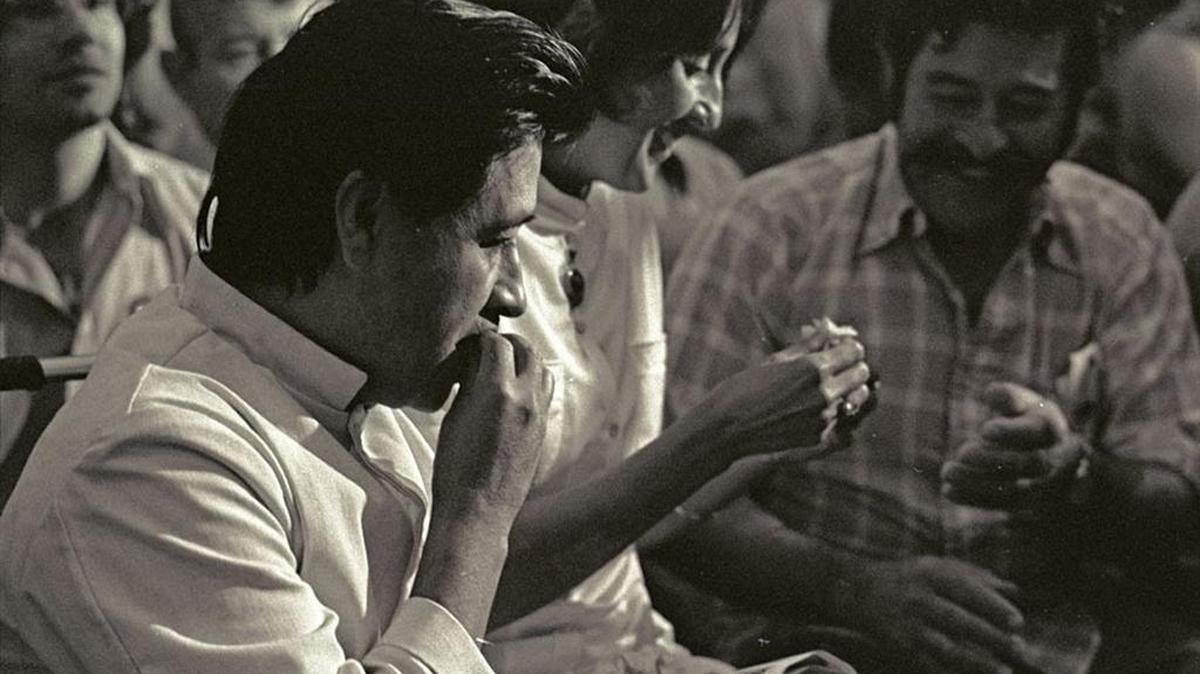 Alfredo Vazquez, right, sharing bread with folk singer Joan Baez and Cesar Chavez during a Mass marking the end of Chavez’s 24-day fast in Phoenix in 1972