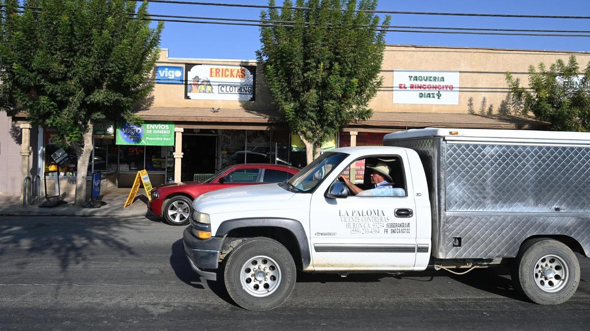 En esta foto de archivo del Fresno Bee de noviembre de 2022, negocios a lo largo de Lassen Avenue en Huron intentan mantenerse a flote, incluso cuando la sequía hace mella en las oportunidades de trabajo y los ingresos familiares.