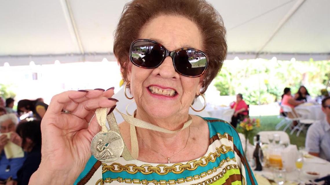 Dolly Arredondo muestra el colgante de una Adelita elaborada por Richard Arenas que recibió tras ser nombrada Madre del Año en 2019.