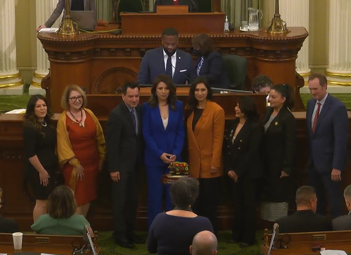La presentadora de ABC30 Graciela Moreno (en el centro, de azul) fue galardonada en Sacramento con el Premio Espíritu Latino por sus logros en periodismo y medios durante la 21ª edición de los Premios Espíritu Latino, que se entregaron el 1º de mayo en el pleno de la legislatura.