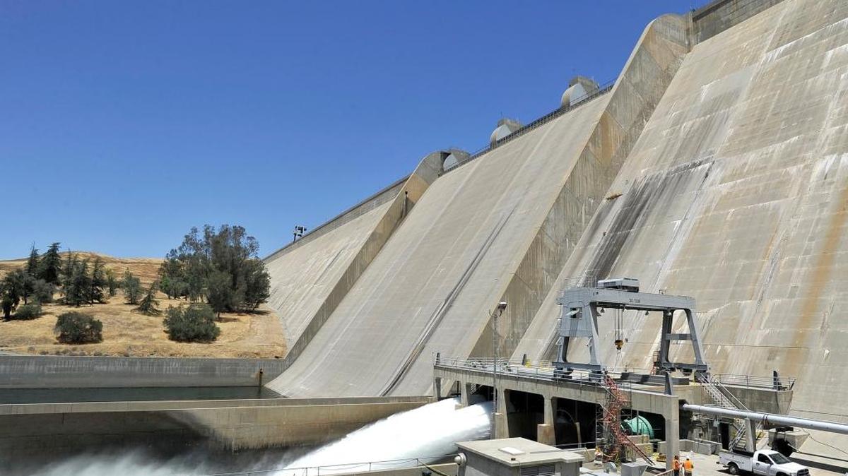 Water pours from gates at Friant Dam in July 2015. After two years of getting no water from Millerton Lake, Fresno now is in line for a little more than usual. On Thursday, the Fresno City Council voted to take advantage of billions of gallons of extra Millerton Lake water, agreeing to pay the U.S. Bureau of Reclamation for about 2,650 acre-feet that’s not needed this year for San Joaquin River restoration efforts.