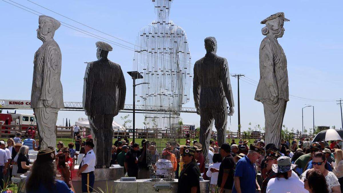 El monumento a los veteranos The Five Pillars of Freedom se eleva sobre los espectadores en el Gateway Park, en Corcoran, el 29 de abril de 2023.