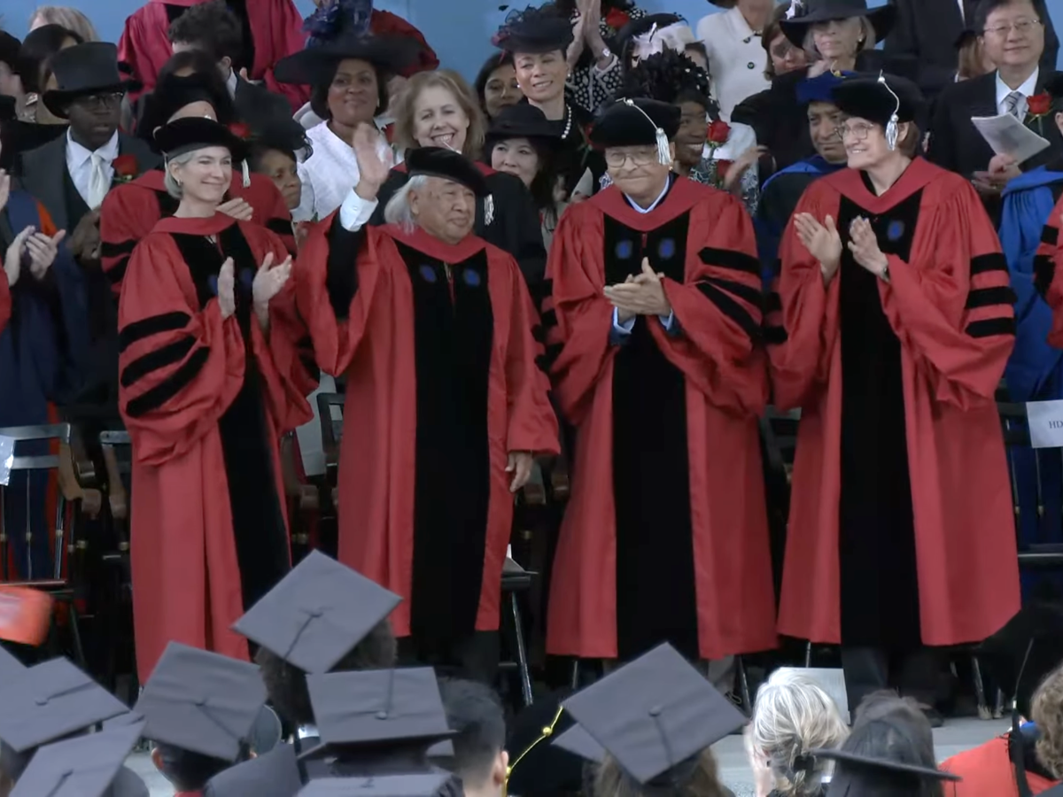 La Universidad de Harvard otorgó un doctorado honoris causa a Hugo Morales (segundo desde la izquierda, de pie), cofundador y director ejecutivo de Radio Bilingüe, en reconocimiento y celebración de sus logros de toda la vida, el 25 de mayo de 2023. Morales es el primer indígena mexicano en recibir el honor que anteriormente ha sido concedido a 16 presidentes estadounidenses, líderes mundiales, líderes de los derechos civiles, científicos y artistas.