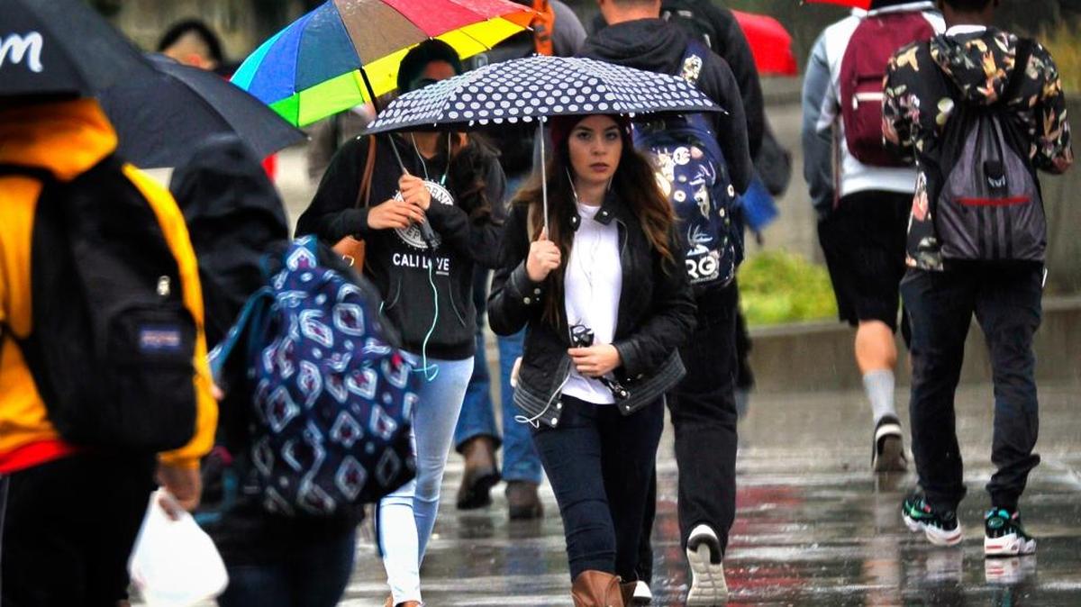 Tanya Barajas makes her way through showers Tuesday afternoon, Jan. 19, 2016, on the first day of classes at Fresno State.