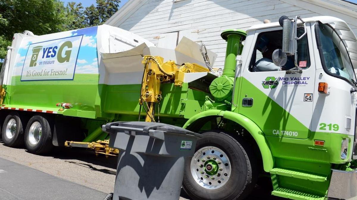 Mid Valley Disposal will handle part of Fresno’s recycling under a new contract. This 2013 photo shows a Mid Valley truck bearing a “Yes on Measure G” sign, referring to a controversial ballot measure then.
