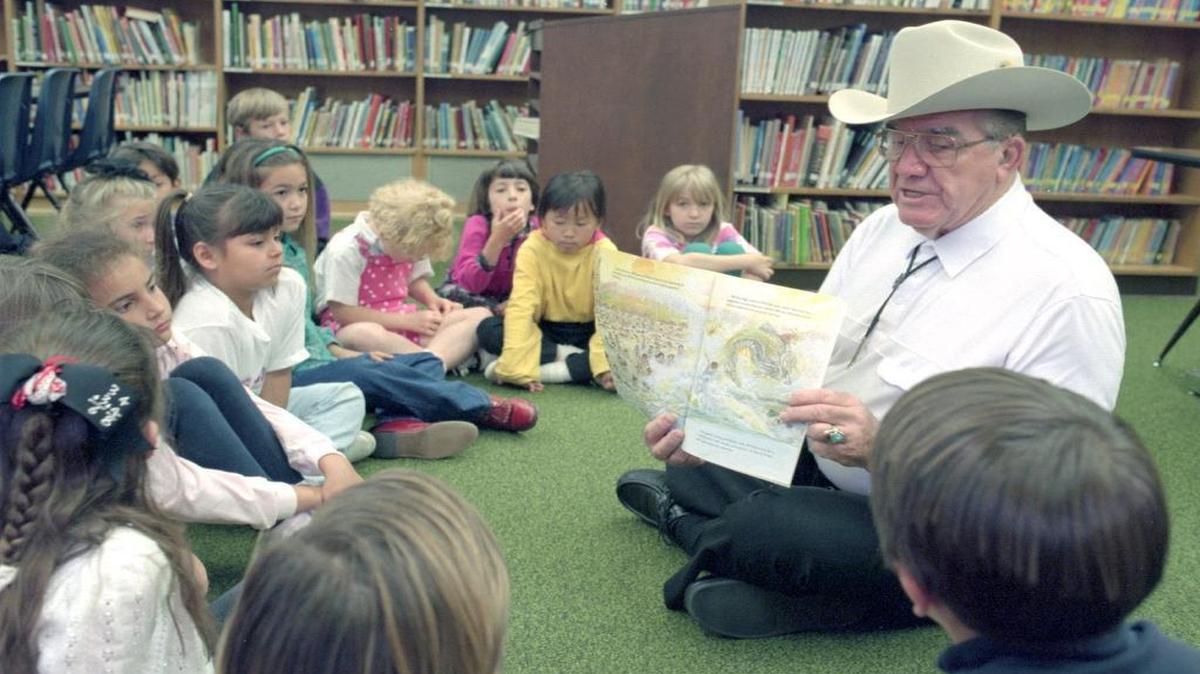
Doc Buchanan reads to Temperance-Kutner 2nd graders.
