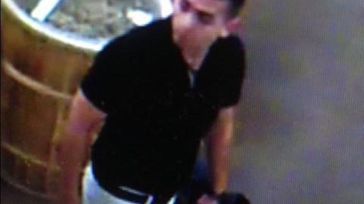 Police seek a suspect who allegedly stole a woman’s wallet at a grocery store in Clovis Friday.
