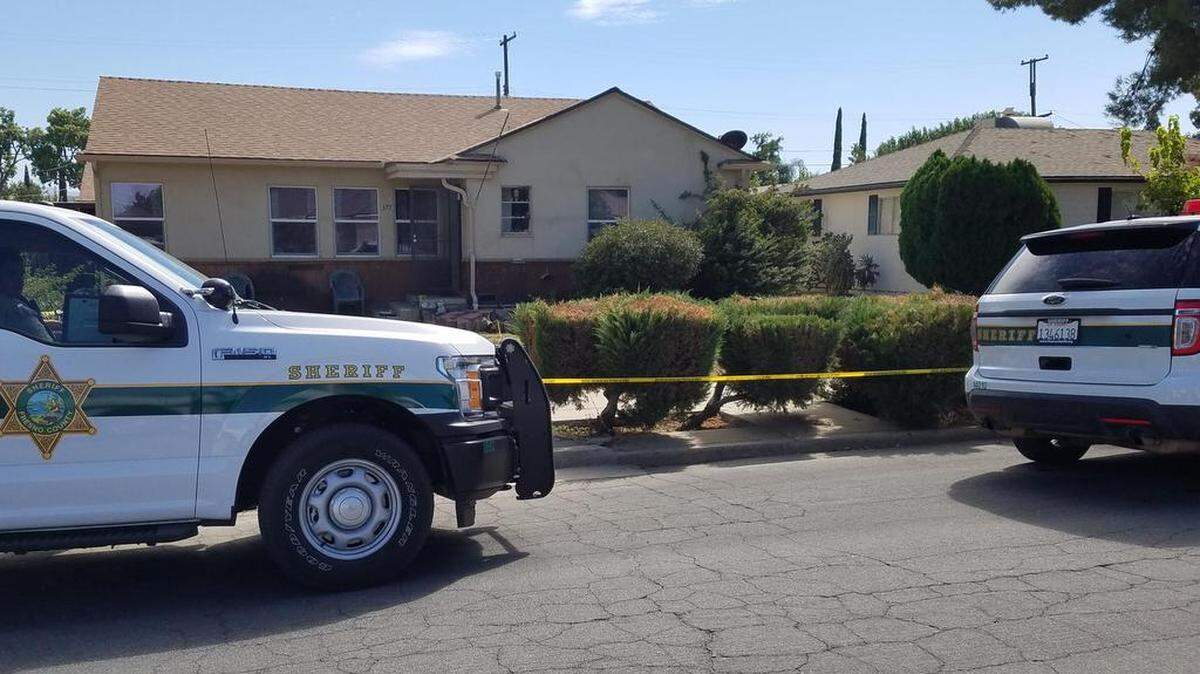 The Fresno County Sheriff’s Office investigates the death of an elderly woman in the 300 block of Jefferson Street in Coalinga on Friday, Sept. 14, 2018.