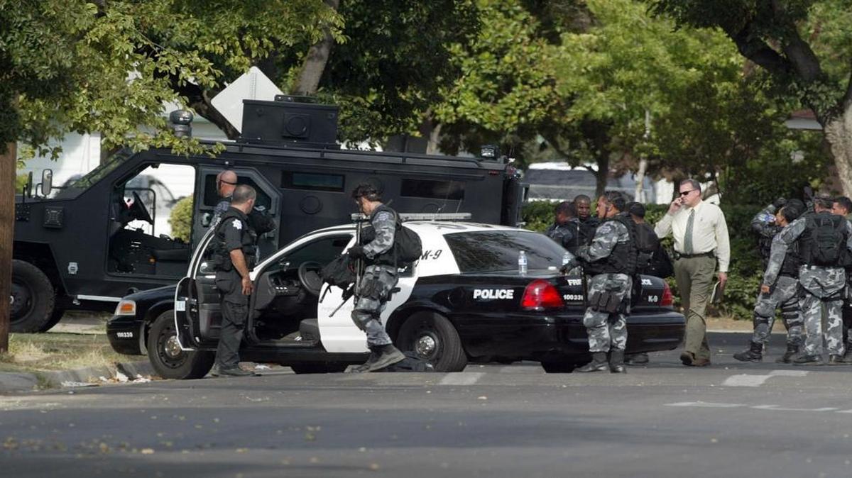 The Dog Pound’s turf in southwest Fresno is generally bounded by Jensen, Annadale and Elm avenues and Martin Luther King Jr. Boulevard and has been the scene of many police actions. In this August 2007 scene, officers wrap up a standoff in “The Pound” following the arrest of a Dog Pound member wanted in connection with the robbery and shooting of two women.