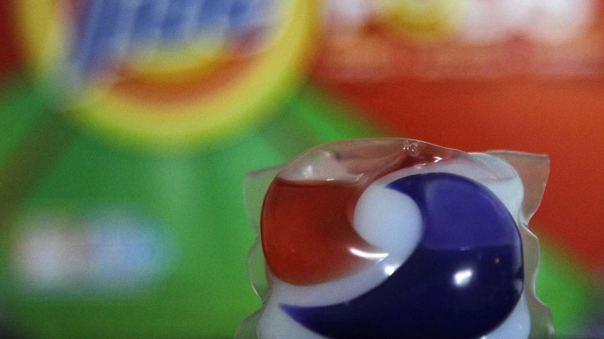 Laundry detergent pods have become a concern again with children and teens biting into the pacs as part of an alarming social media trend. Many online users refer to the pacs as “forbidden fruit,” and it seemed just a joke initially. Until video on the internet started showing people biting into the detergent pods.