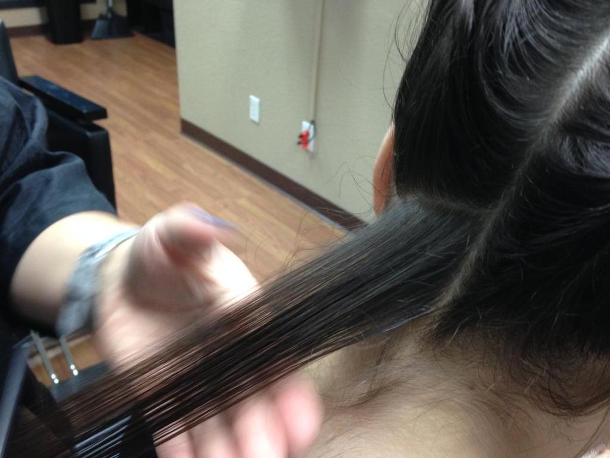 Brenna Navarro combs the hair of a Fresno teen at Dr. Nit Wit in north Fresno, looking for lice and lice eggs, on June 12, 2017. Head lice are increasingly becoming resistant to common over-the-counter drugs.