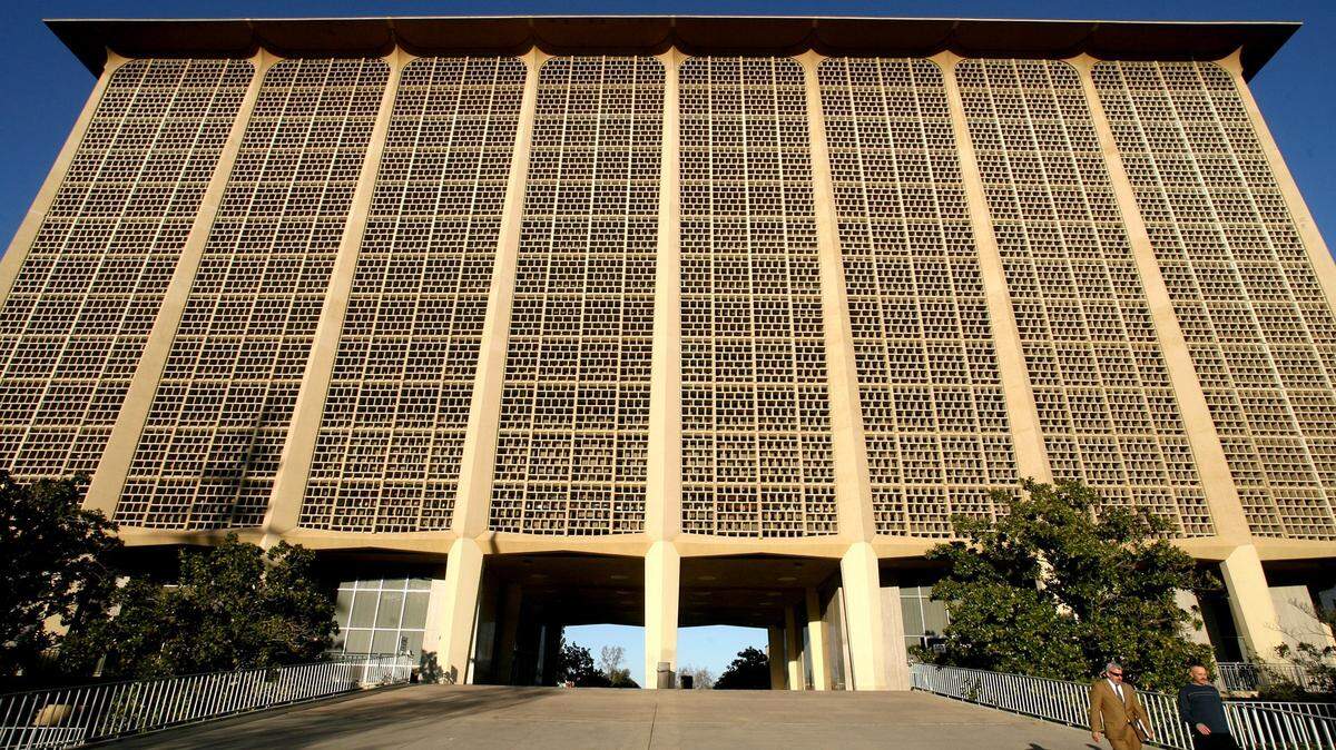 Jurors called for duty at the Fresno County Courthouse had to begin paying for their own parking starting Monday, March 5, after an agreement lapsed between the city of Fresno, which owns the jury parking garage, and the state's court system.