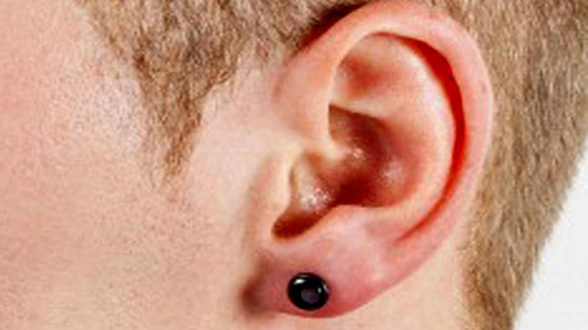 Clovis Unified’s school board will consider dropping a decades-old policy that forbids boys from growing out their hair and wearing earrings.