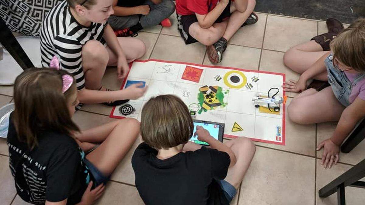 Students at Augustus working in a group on May 17.
