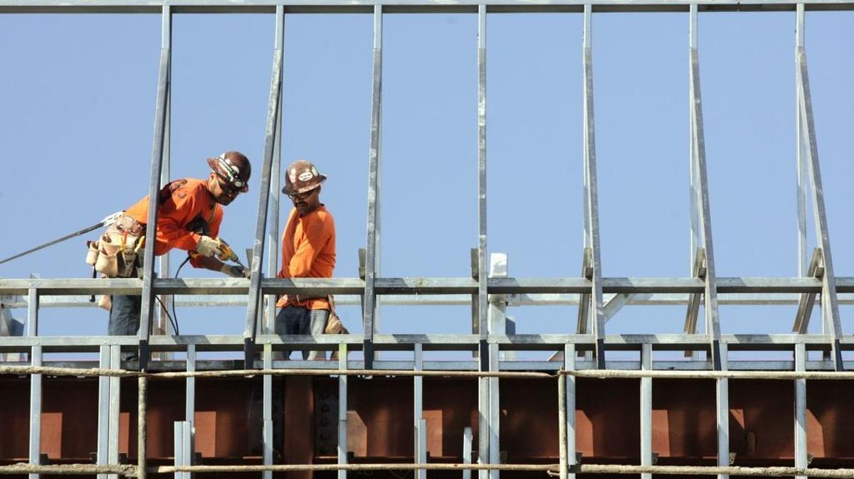 Harris Construction workers put beams into place on the roof of one of two classroom buildings at Fresno High School in a 2012 project. Contracts given by the Fresno Unified district to Harris Construction have come under criticism and spurred a lawsuit.