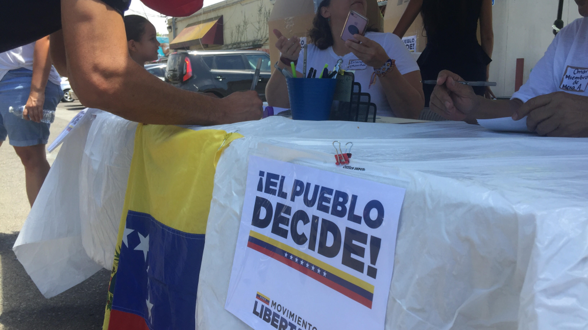 Hundreds of Venezuelans gathered in the Tower District in Fresno, California, on Sunday, July 17, 2017, to vote in protest of President Nicolás Maduro and his government nearly 4,000 miles away.