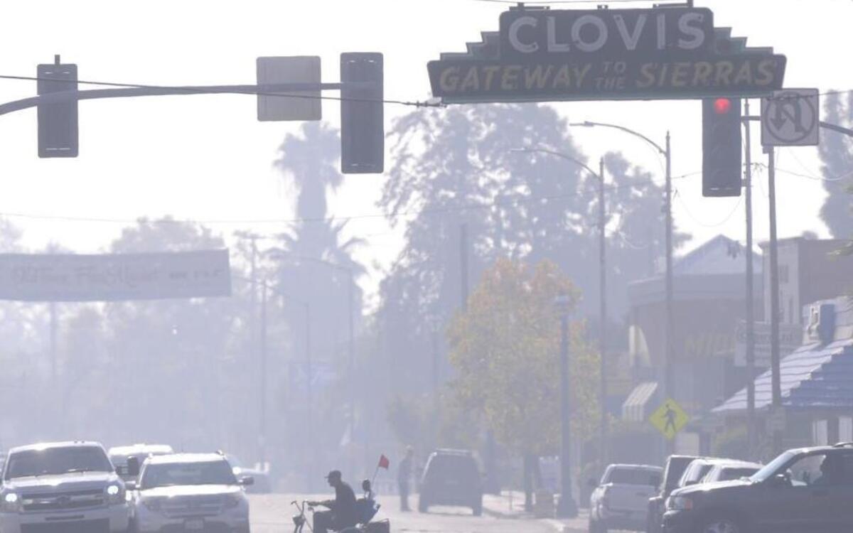 A smoggy day in Old Town Clovis last November. Fall and winter months are when a wood-burning ban goes into effect in the San Joaquin Valley air district.
